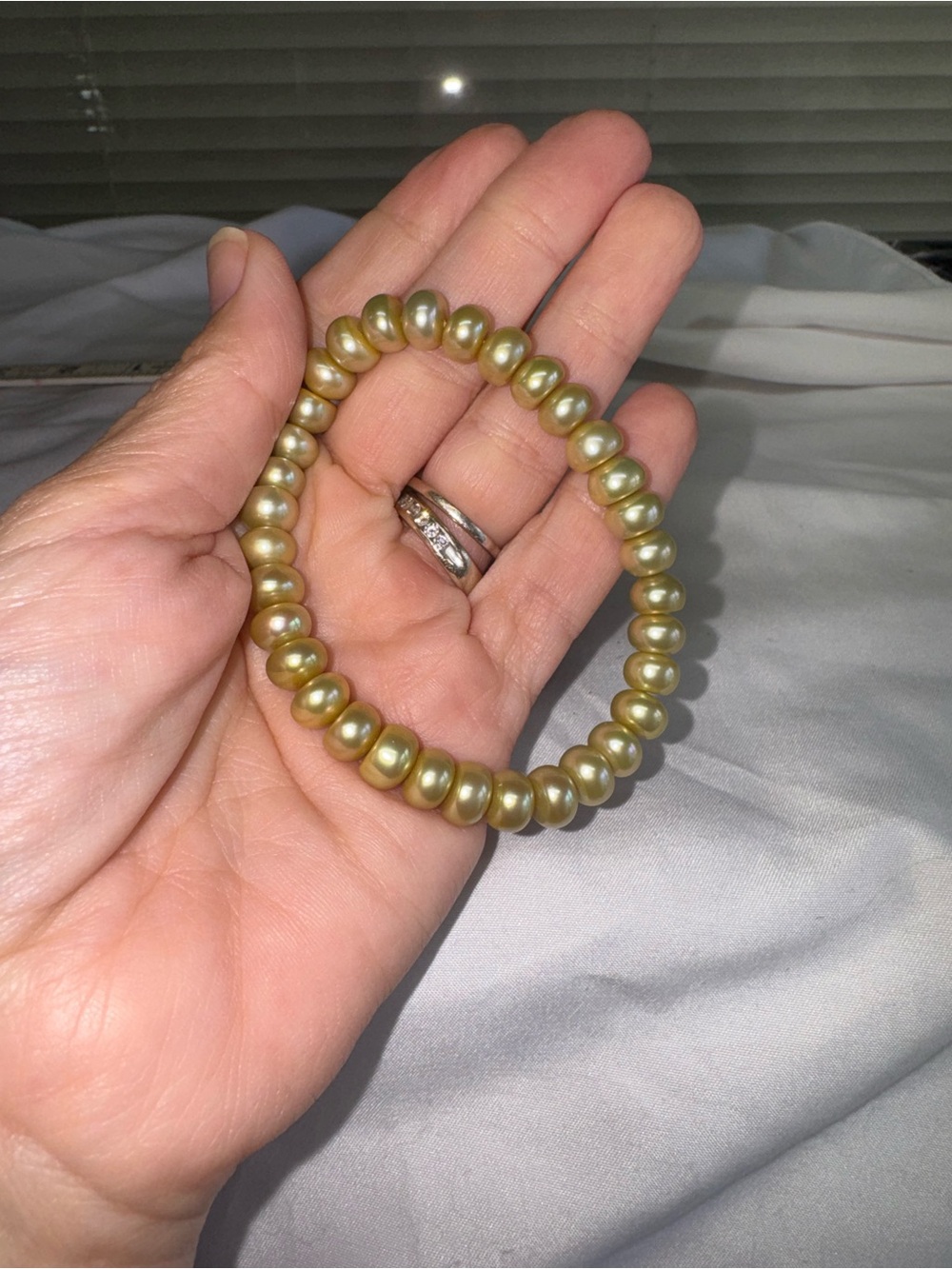 Green/gold Pearl Stretch Bracelet - Picture 3 of 3